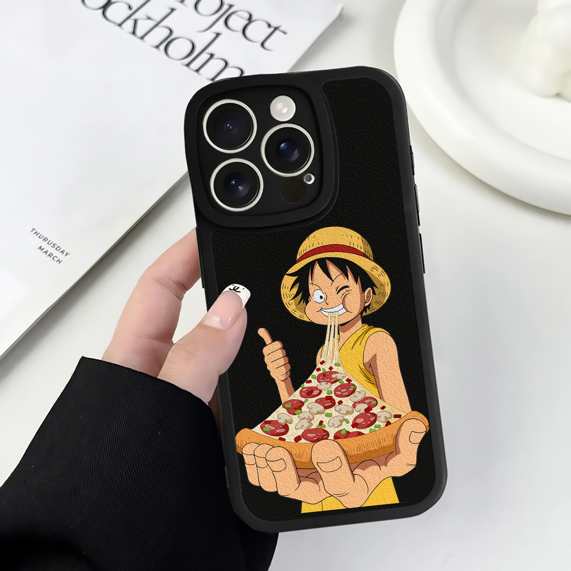 （画像用） ワンピース モンキー・D・ルフィ ONE PIECE Monkey D. Luffy 【iPhone 16シリーズ対応】シリコンスマホケース（レザー調） 材質：シリコン